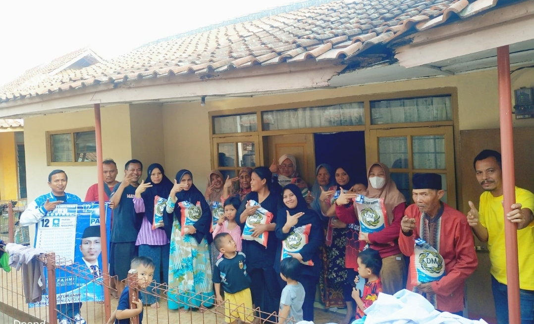 Km Fahmi Caleg DPRD Provinsi Jabar XI no.11 Berikan Bantuan Beras  Untuk Lansia dan Relawan