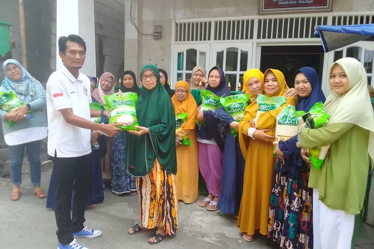 Komitmen Bantu Rakyat, PAN Tebar Bantuan Beras buat Guru Ngaji di Bogor